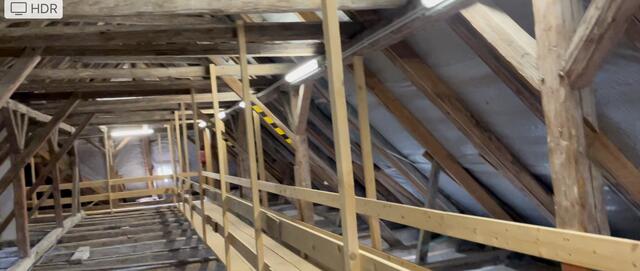 Das Gebälk wurde 1991, nach dem Ankauf des Schlosses durch die Gemeinde mit Stahlbalken stabilisiert