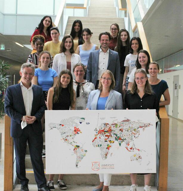  Eröffnung der „International Summer Academy 4 Women“ mit den 12 Studentinnen, dem FH OÖ-Vizepräsident für Internationale Beziehungen FH-Professor Andreas Zehetner, Dekan FH-Professor Michael Rabl, den Akademie-Organisatorinnen Claudia Probst, Karin Nachbagauer, Kamilla Trubicki und Katrin Kreiner. | Foto: FH OÖ