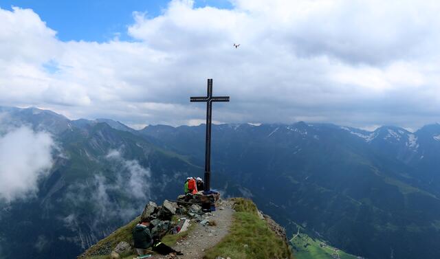 Blauspitze 2575 m..    Filmteam mit Drohne...letzter Tag der Dreharbeiten  "Die Bergretter"