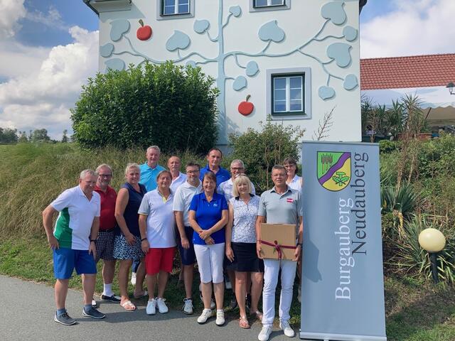 Bürgermeister Wolfgang Eder gratuliert den erfolgreichen Turnierteilnehmern.  | Foto: Gemeinde Burgauberg-Neudauberg