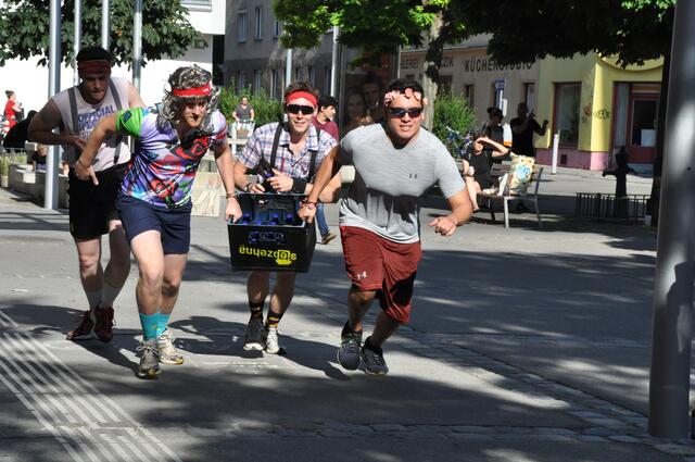 An die Kiste, fertig, los! Beim Hernalser Bierkistenlauf geht es um Bier, Bewegung, Spaß, Bier, Geschicklichkeit, Wissen, Bier und das Grätzel. | Foto: Hernalser Trink- und Spasssportverein