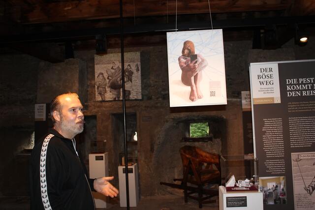 Christoph Mathoy vor seinem Gemälde „Pandemic Selfie“. | Foto: Olaf Sailer