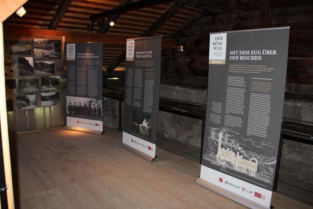 Drei von vier neu dazugekommen Roll-Ups (DIE PASSREGION IM DREILÄNDERECK mit dem Gründungsfoto der ARGE ALP, BAHNEN IN DER TERRA REATICA mit dem Bild von der Rhätischen Bahn und Schloss Tarasp, MIT DEM ZUG ÜBER DEN RESCHEN mit der Abbildung von George Stephenson Lokomotive – Umzeichnung Claudia Decassian, die WEST) | Foto: Wolfgang Mader