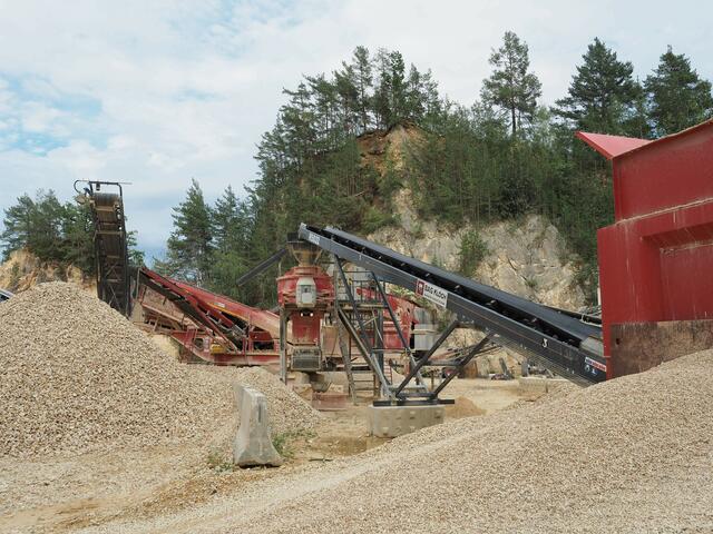 Die Mahlanlagen am Steinbruch stehen im freien Gelände. | Foto: WOCHE