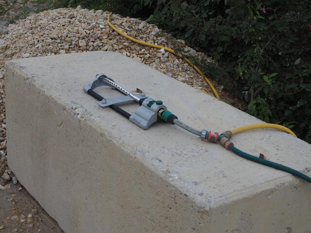 Eine "Bewässerungsanlage" gibt es nur vor dem Werkstattgebäude. | Foto: WOCHE