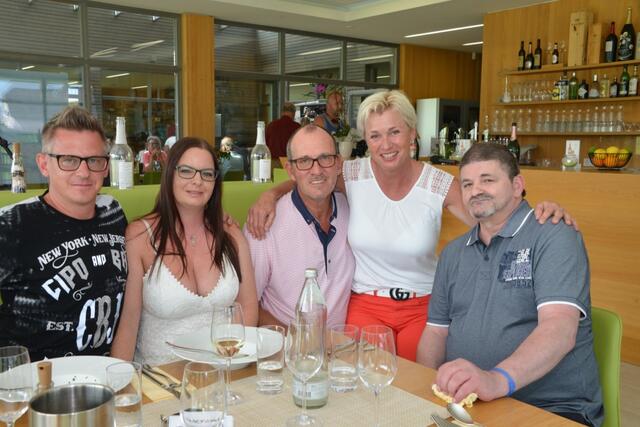 Leo und Maria Schriefl mit Erich Flattinger (rechts) und den Taxiunternehmern Gabi und Michael Kleißner (links im Bild) im Restaurant-Bistro "Golfblick" in Mariahof. | Foto: Pfister