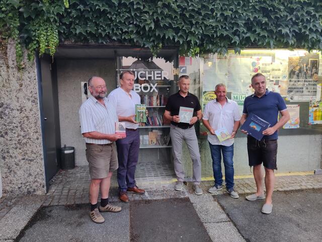 Der Gemeindevorstand von Söchau, um Bürgermeister Josef Kapper (2.v.l.) bei der Präsentation der neuen Bücherbox. | Foto: Gemeinde Söchau