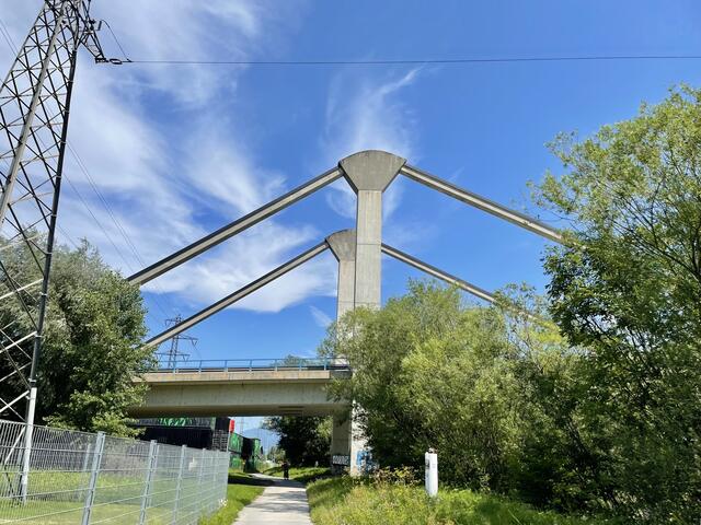 Unter der Autobahnauffahrt durch geht es geradeaus weiter. | Foto: Ricarda Stengg