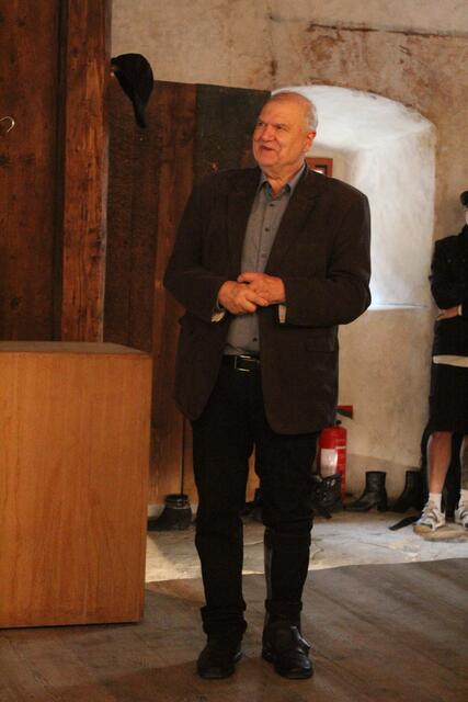 Hermann Klapeer, Obmann des Vereins Altfinstermünz begrüßt die Gäste der Eröffnung am 1. August 2021.
 | Foto: Olaf Sailer