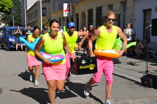 Frauen und Männer laufen und trinken beim Hernalser Bierksitenlauf gemeinsam um den Sieg. | Foto: Hernalser Trink- und Spasssportverein