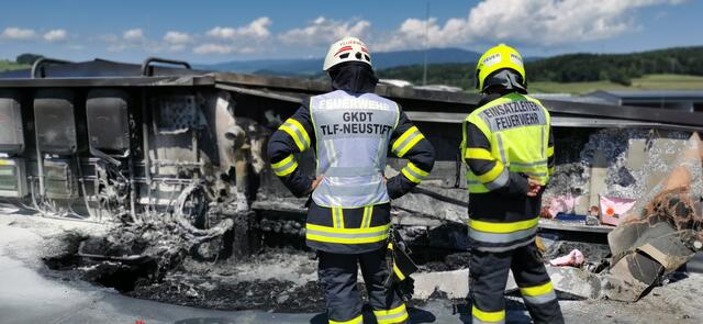 Einsatz im Gewerbegebiet Lafnitz: Zwei Stunden kämpften die Feuerwehrler gegen die Flammen. Nach zwei Stunden konnte Brand aus gegeben werden. | Foto: FF Lafnitz