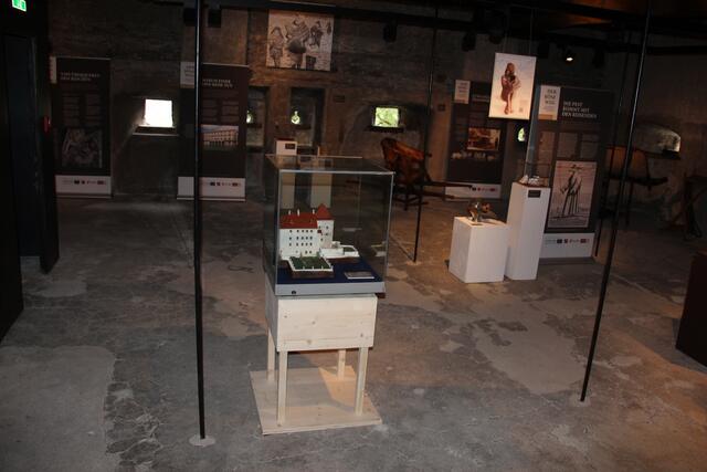 Impressionen von der Ausstellung in Altfinstermünz, 3. OG im Turm. | Foto: Wolfgang Mader