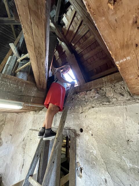 Ganz ungewöhnliche Ausblicke auf das Schloss gibt es aus dieser Dachluke | Foto: Macho