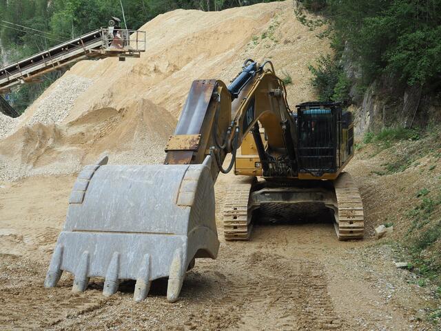 Mittels großer Baggerfahrzeuge erfolgt die Abräumung der Steinbruch-Etagen. | Foto: WOCHE