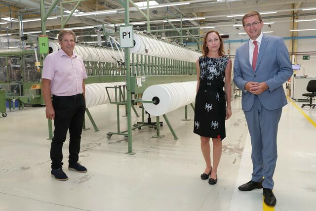 Engelbert Pichler, Bürgermeister St. Peter, cima-Betriebsleiterin Petra Hartl, und Wirtschafts-Landesrat Markus Achleitner (v.l.). | Foto: Land OÖ/Ernst Grilnberger
