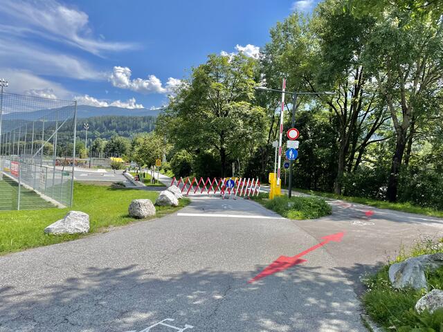 Am neuen Sportplatz vorbei geht es immer geradeaus | Foto: Ricarda Stengg