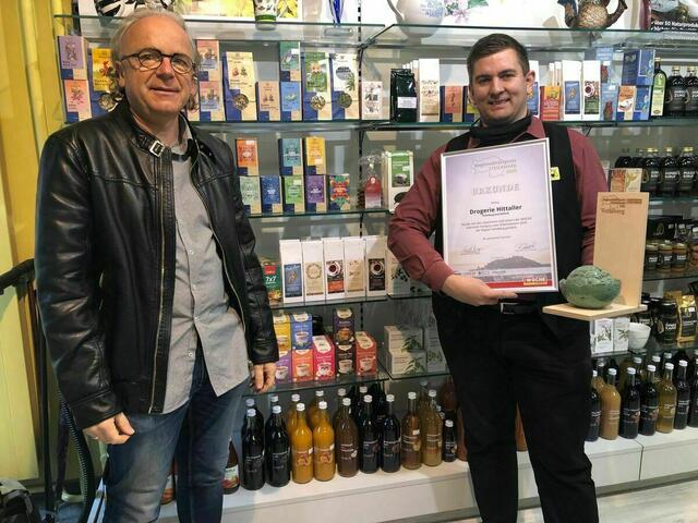 Martin Hittaller, hier mit WOCHE-Redakteur Harald Almer, fand für die Auszeichnung einen besonderen Platz in der Drogerie Hittaller. | Foto: Wiedner
