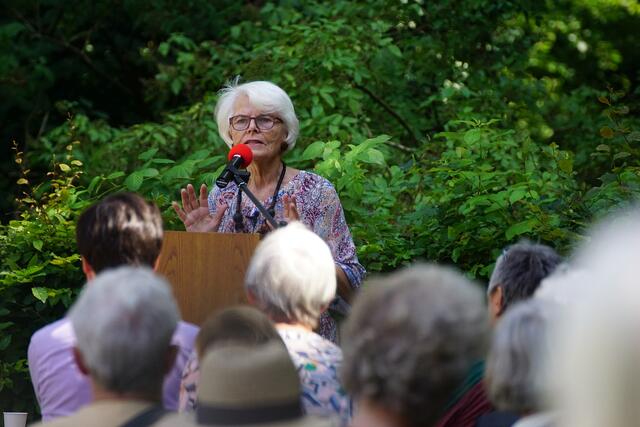 Vortrag von Jägerstätter-Biografin Erna Putz auf dem Jägerstätter-Platz. | Foto: Martin Pilgram