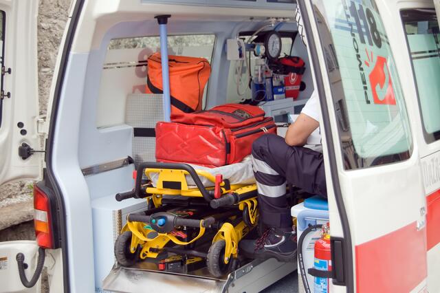 Der Mann wurde mit schweren Verletzungen ins Krankenhaus gebracht. (Symbolfoto) | Foto: panthermedia.net/rmarinello