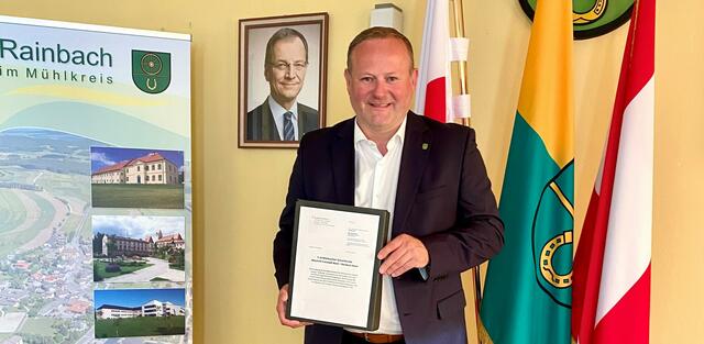 Den UVP-Bescheid lässt sich Günter Lorenz nicht mehr nehmen. | Foto: Gemeinde Rainbach
