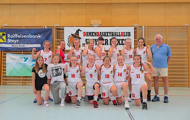 Ernst Schlemmer mit seinen U16 und U19 Hexen vom Damenbasketballclub Steyr – für sein Engagement bekam er schon zahlreiche Auszeichnungen. | Foto: Klaus Mader