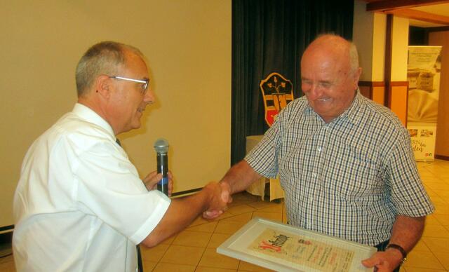 Eine große Freude war die Überreichung der Ehrenmitgliedsurkunde an den Altbürgermeister und Heimatforscher Martin Kaiser durch den Obmann des Heimatvereins, Erwin Hofbauer.
 | Foto: Willi Frickh