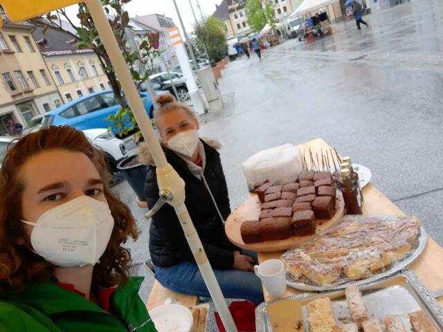 Mitglieder des Bezirksvorstands der Landjugend Völkermarkt beim gemeinnützigen Mehlspeisenverkauf auf dem Hauptplatz in Völkermarkt. | Foto: Landjugend Völkermarkt
