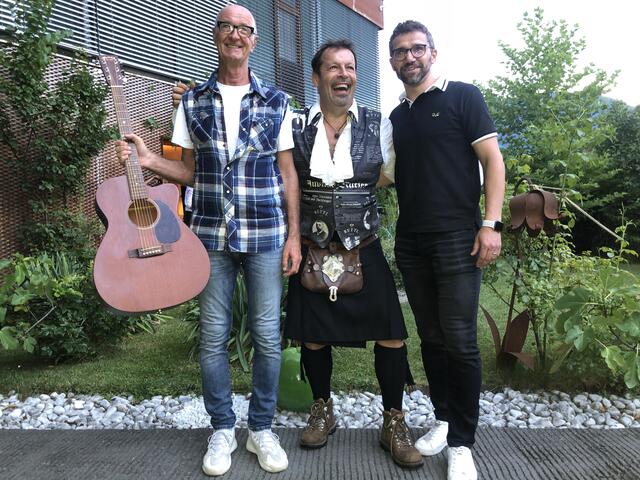 Musiker Ossi Huber, Architekt, Gastgeber Feistritzer Kultursommer Karl Heinz Schwarz und Bürgermeister Manuel Müller freuen sich über schönes Wetter, gute Musik, perfekte Kulinarik und eine Wiedersehen 2022.  | Foto: P. Tiefling/KK