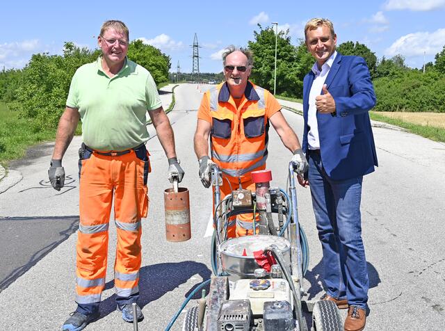 Verkehrsstadtrat Klaus Schinninger bei den Markierungsarbeiten zur lange geforderten Mittelleitlinie in der Wallererstraße zwischen der Oberfeldstraße Autobahnbrücke. | Foto: Stadt Wels