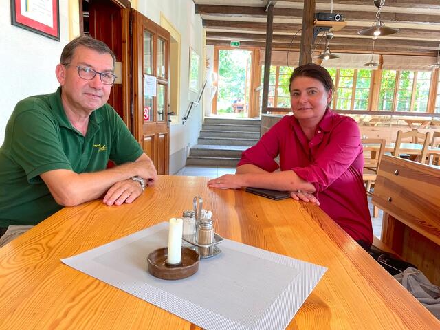 Bürgermeister Erich Polz und Eventmanagerin Andrea Topitz-Kronister bestätigen: "Manche können Hilfe jetzt wirklich brauchen." | Foto: Doris Necker