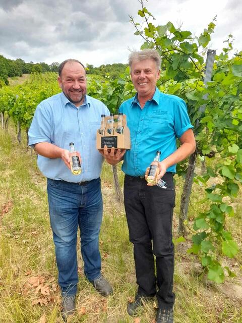 Der Spritzer von Winzer Ernst Trimmel (re.) schmeckt und ist auch noch eine tolle Idee, ist Bürgermeister Andreas Arbesser begeistert. | Foto: Marktgemeinde Langenzersdorf