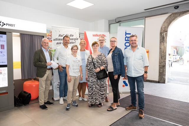 GFin Intersport Pia Teuber-Weckersdorf (vorne links), Renate Untersweg Volkshilfe (vorne rechts), Initiator Siegfried Nerath, Hausherr Sascha Auer,  Vizebürgermeisterin Susanne Kaltenegger,  GF Pius Institut Karl Hall, Regionalstellenleiterin Wirtschaftskammer Martina Romen-Kierner und Bgm. Peter Koch beim Wirtschaftsfrühstück in der Brucker Roseggerstraße. | Foto: Martin Meieregger