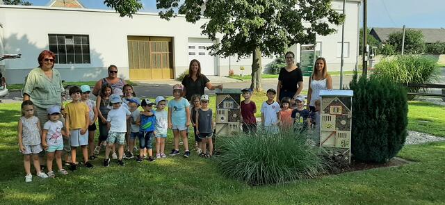 Stolz präsentieren die Kids ihre tollen Insektenhotels.  | Foto: Gemeinde Frankenau-Unterpullendorf