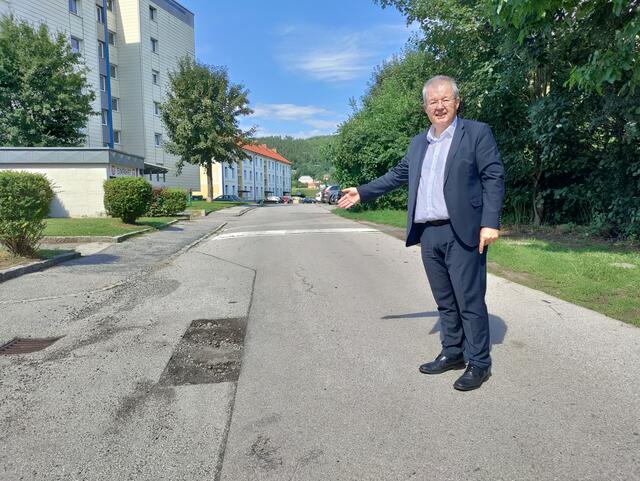 Straßensanierung: Bürgermeister Walter Zemrosser begutachtet die Probegrabungen beim St. Stefaner-Weg. | Foto: Stadt Althofen