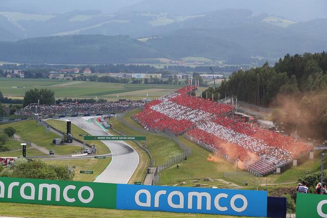 Vor der Red Bull Tribüne wird die Schikane eingebaut. | Foto: GEPA
