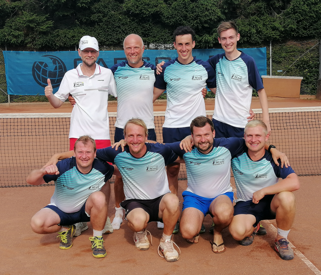 Die Herrenmannschaft des Tennisclub Raika Aurach am Hongar freut sich über den Klassenerhalt. | Foto: TC Raika Aurach