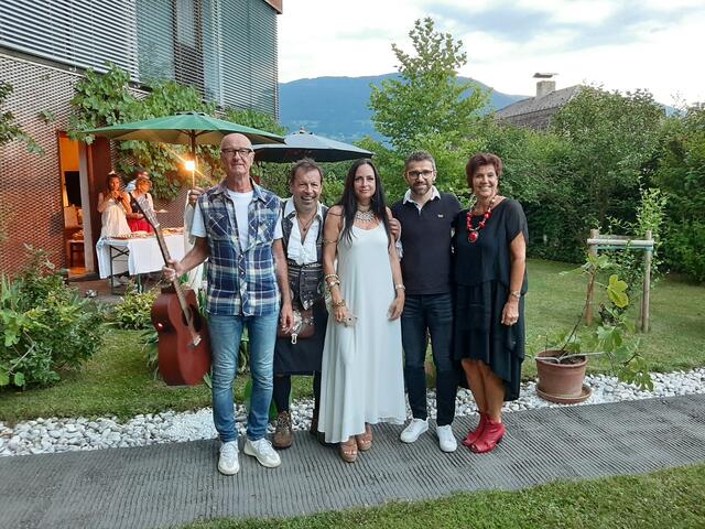 Bandleader Ossi Huber, Architekt, Gastgeber des Feistritzer Kultursommer Karl Heinz Schwarz mit Lebensgefährtin Marion Sezemsky , Bürgermeister Manuel Müller und Andrea Trattnig (v.l.n.r.) freuten sich über schönes Wetter, gute Musik, perfekte Kulinarik und bereits ein Wiedersehen 2022.  | Foto: P. Tiefling/KK