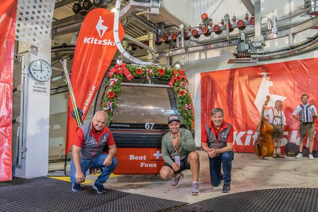 BAG-Vorstand Christian Wörister (li.) und BAG-Vorstandsvorsitzender Anton Bodner (re.) übergaben die Gondel an Beat Feuz. | Foto: K.S.C./alpinguin