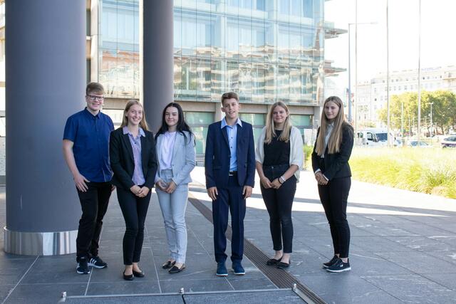 Die sechs neuen Lehrlinge in Niederösterreich: Elias Pfeffer (Bankstelle Mank), Mara Hößl (Bankstelle Obergrafendorf), Lisa Kittinger (Bankstelle Zwettl), Moritz Pfeiffer (Bankstelle Arbesbach), Sabine Schachner (Bankstelle Ybbsitz) und 
 Nina Schletz (Regionalcenter Mödling) (v.l.). | Foto: Raiffeisen NÖ-Wien