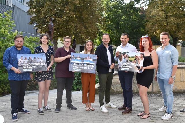 Das JVP-Team rund um Landesobmann Sebastian Steiner (4.v.re.) präsentierter die Kampagne #seidabei.  | Foto: Uchann