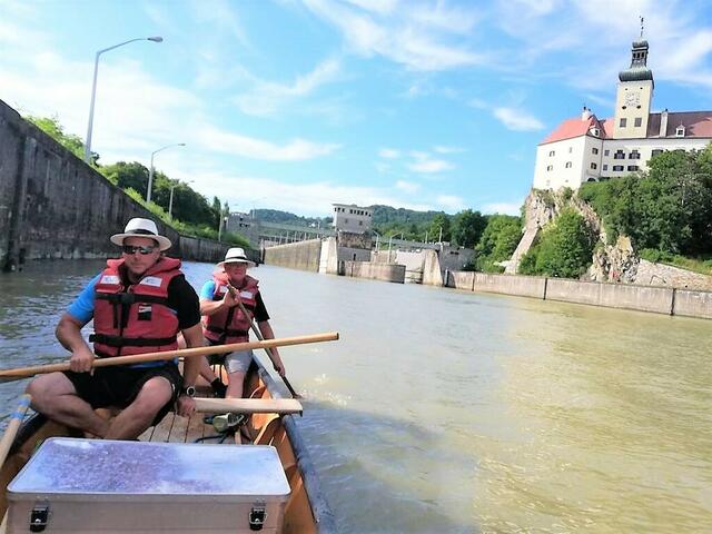 Große Fahrt auf der Donau für die erfahrenen Feuerwehrmitglieder Christian Schweighofer, Rudi Löffel und Will Katzengruber. | Foto: Wolfgang Zarl