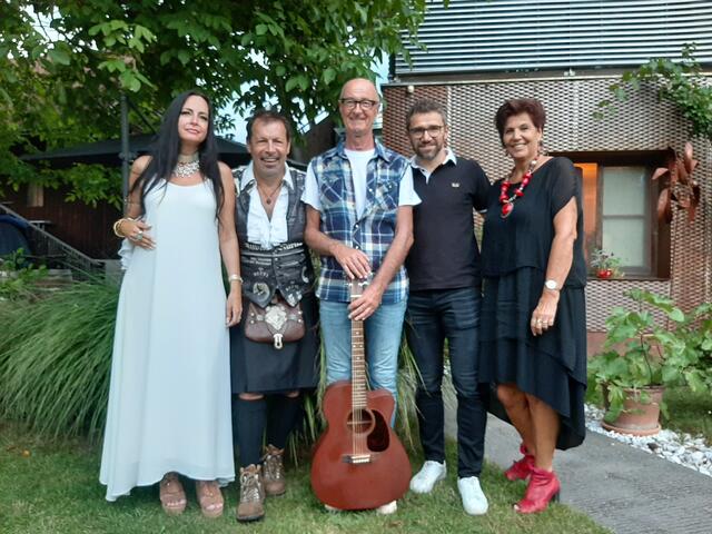  Das Feistritzer Kultursommer Gastgeberpaar Marion Sezemsky mit Lebensgefährten Architekt Karl Heinz Schwarz, Bandleader Ossi Huber Bürgermeister Manuel Müller und Andrea Trattnig (v.l.n.r.) freuten sich über schönes Wetter, gute Musik, perfekte Kulinarik und ein Wiedersehen 2022  Marion,Bandleader Ossi Huber,  und Bürgermeister Manuel Müller und Andrea Trattnig (v.l.n.r.) freuten sich über schönes Wetter, gute Musik, perfekte Kulinarik und ein Wiedersehen 2022 | Foto: P. Tiefling/KK