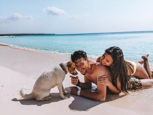 Joshua Erhardt aus Ried mit seiner Freundin Cristina und Hund Coco. Die drei haben gemeinsam die Abenteuerreise "Auswanderung" gestartet. Ihr Ziel: Singapur | Foto: Joshua Erhardt, cocotravelstories