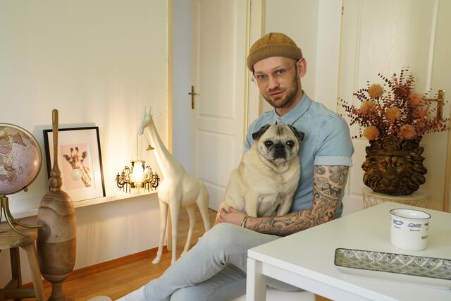 Tierlieber Mann gesucht: Christoph und sein Mops Louie "sind ein Herz und eine Seele und unzertrennlich“ betont der Grazer.  | Foto: ORF/TALK TV/Gustl Gschwantner