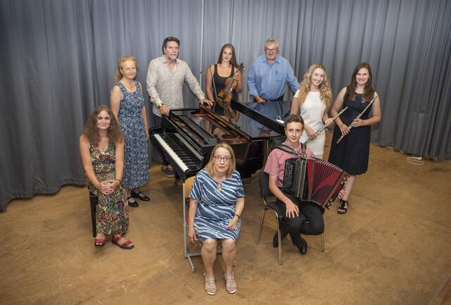 Das stolze Lehrerteam mit Sara Penitz (hinten, M.), Iris Ettl (2.v.r.), Hannah Rauch (r.) und Jakob Suppan (vorne, r.).  | Foto: Franz Suppan 