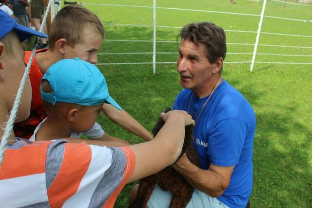 Kurt Köhler präsentiert ein liebes kleines Alpaka, ganz weich