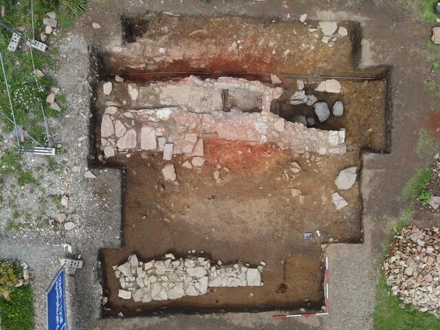 Luftbild der Grabung mit Schmelz- und Kühlofen, im Vordergrund das Fundament eines Pfeilers des Glashüttengebäudes. | Foto: Matthias Grebien