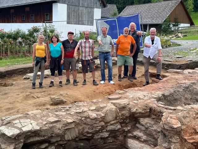  Grabungsteam mit Matthias Grebien (ASIST), Grabungsleiter Andreas Bernhard, Karl Dudek (Obmann "Viana Styria"), Alpengasthof-Wirt Hartmut Kind und  Anton Steffan, Kurator am Burgmuseum"Archeo Norico". | Foto: Susanne Veronik
