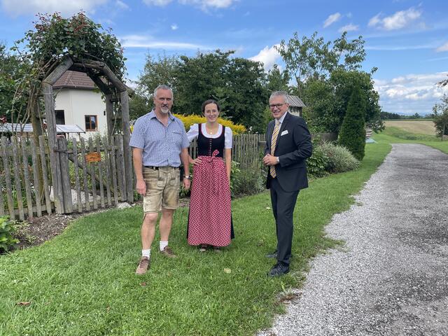 Andreas und Tochter Katharina Selner und Restauranttester August Teufl im Mostlandhof-Obstgarten.