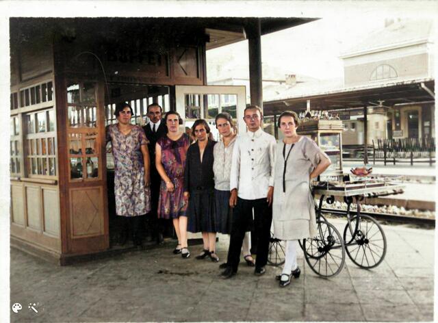 Gruppenfoto: Das Buffet-Personal am Grazer Hauptbahnhof versorgte in den 1930er-Jahren die Zugreisenden am Bahnsteig. | Foto: KK/Kubinzky